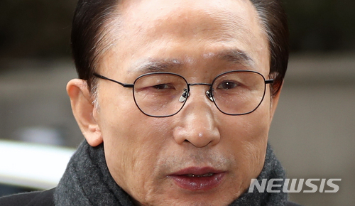 【서울=뉴시스】임태훈 기자 = 다스 실소유주 의혹을 받고 있는 이명박 전 대통령이 2월27일 오후 서울 강남구 대치동 사무실로 출근하고 있다. 2018.02.27. taehoonlim@newsis.com