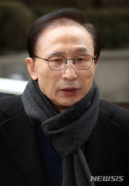 【서울=뉴시스】임태훈 기자 = 이명박 전 대통령이 지난달 27일 서울 강남구 대치동 사무실로 출근하고 있다. 2018.02.27. taehoonlim@newsis.com