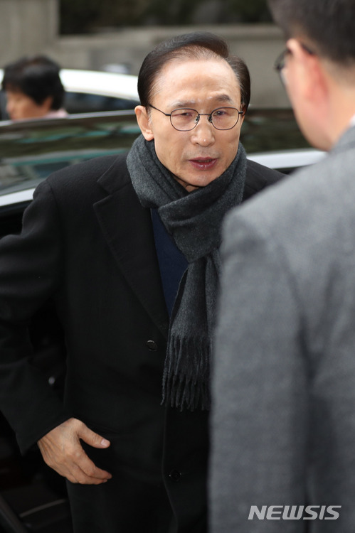 【서울=뉴시스】임태훈 기자 = 이명박 전 대통령이 지난달 27일 서울 강남구 대치동 사무실로 출근하고 있다. 2018.02.27. taehoonlim@newsis.com