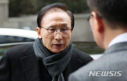 【서울=뉴시스】임태훈 기자 = 다스 실소유주 의혹을 받고 있는 이명박 전 대통령이 27일 오후 서울 강남구 대치동 사무실로 출근하고 있다.&nbsp; 검찰은 다스의 실소유자가 이 전 대통령인 것으로 내부적으로 결론을 내리고, 수사를 진행 중인 것으로 알려졌다. 다스 실소유주가 이 전 대통령이라는 판단에 따라 검찰은 이 전 대통령에게 뇌물수수, 횡령·배임 혐의 등 적용을 검토 중이다. 2018.02.27.&nbsp; taehoonlim@newsis.com