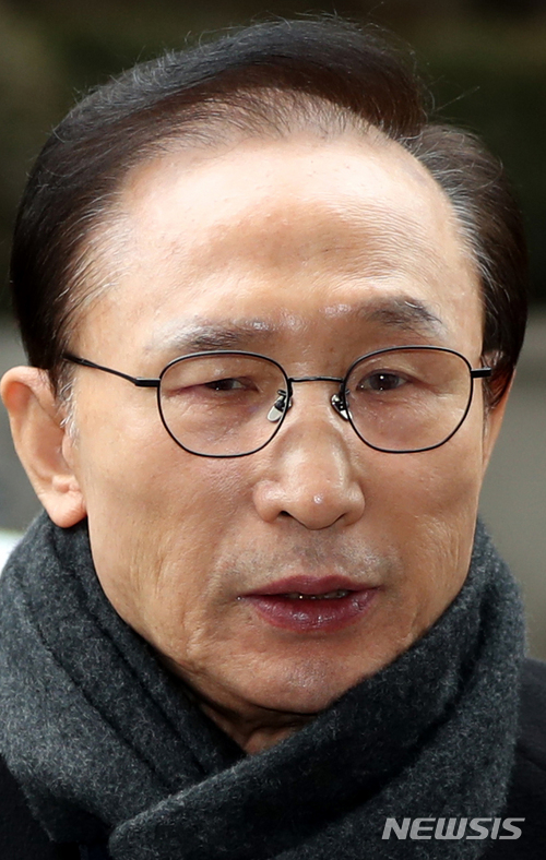 【서울=뉴시스】임태훈 기자 = 다스 실소유주 의혹을 받고 있는 이명박 전 대통령이 27일 오후 서울 강남구 대치동 사무실로 출근하고 있다.&nbsp; 검찰은 다스의 실소유자가 이 전 대통령인 것으로 내부적으로 결론을 내리고, 수사를 진행 중인 것으로 알려졌다. 다스 실소유주가 이 전 대통령이라는 판단에 따라 검찰은 이 전 대통령에게 뇌물수수, 횡령·배임 혐의 등 적용을 검토 중이다. 2018.02.27.&nbsp; taehoonlim@newsis.com