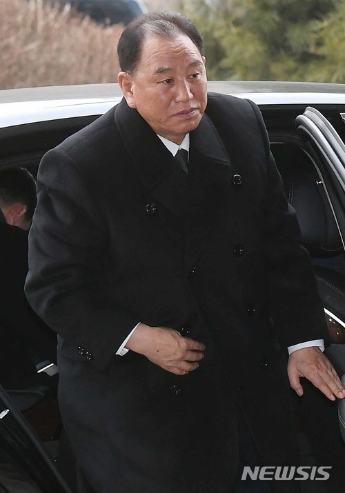 【파주=뉴시스】 사진공동취재단 = 김영철 북한 노동당 중앙위원회 부위원장 겸 통일전선부장이 27일 출경을 위해 경기도 파주시 남북출입사무소로 들어서고 있다.&nbsp;&nbsp; 2018.02.27.&nbsp; photo@newsis.com