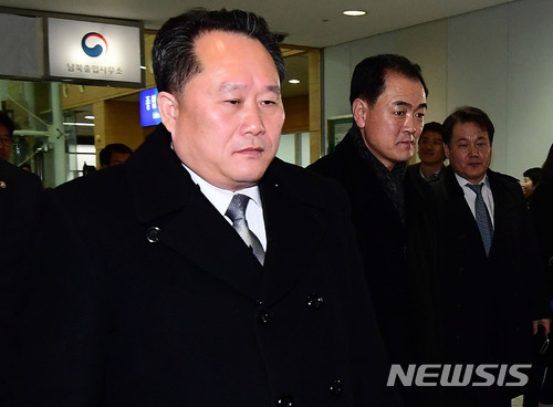 【파주=뉴시스】 사진공동취재단 = 리선권 북한 조국평화통일위원회 위원장이 27일 경기도 파주시 남북출입사무소를 통해서 북으로 출경하고 있다.&nbsp; 2018.02.27. photo@newsis.com