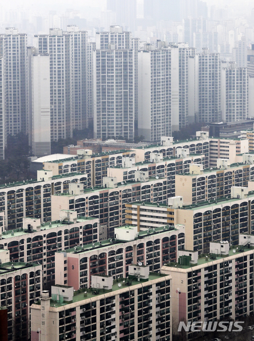 【서울=뉴시스】최진석 기자 = 서울 아파트 전셋값이 약 3년7개월 만에 하락전환했다. 반면 매매가격은 여전히 오름세다. 서울은 0.22% 상승했다. 가격 단기급등에 대한 피로감과 재건축시장 불확실성, 설 연휴 등의 여파로 전주보다 상승폭이 축소됐지만, 여전히 높은 상승률을 이어가고 있다. 사진의 이날 서울 송파구 아파트 단지의 모습. 2018.02.27. myjs@newsis.com