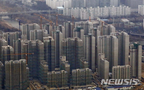 【서울=뉴시스】최진석 기자 = 서울 아파트 전셋값이 약 3년7개월 만에 하락전환했다. 반면 매매가격은 여전히 오름세다. 서울은 0.22% 상승했다. 가격 단기급등에 대한 피로감과 재건축시장 불확실성, 설 연휴 등의 여파로 전주보다 상승폭이 축소됐지만, 여전히 높은 상승률을 이어가고 있다. 사진의 이날 서울 송파구 아파트 단지의 모습. 2018.02.27. myjs@newsis.com
