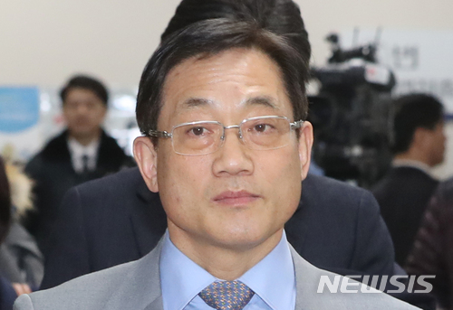 【서울=뉴시스】권현구 기자 = 구은수 전 서울경찰청장이 지난 2월27일 오후 서울 서초구 서웅중앙지법에서 열린 '백남기 사망' 관련 1차공판에 출석하고 있다. 2018.02.27. stoweon@newsis.com