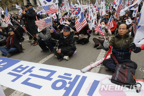 【서울=뉴시스】최동준 기자 = 27일 서울 서초구 서울중앙지방법원 앞에서 박근혜 전 대통령 지지자들이 박 전 대통령 무죄 석방을 촉구하고 있다.검찰은 박 전 대통령에 징역 30년, 벌금 1185억원을 구형했다. 2018.02.27. photocdj@newsis.com