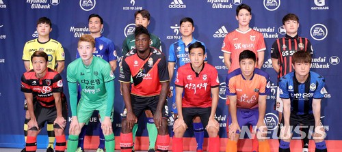 【서울=뉴시스】고범준 기자 = 27일 서울 서대문구 그랜드힐튼 서울 그랜드볼룸에서 열린 'KEB하나은행 K리그 2018 개막 미디어데이'에서 K리그1(클래식) 각 구단 선수들이 포즈를 취하고 있다. 2018.02.27. bjko@newsis.com