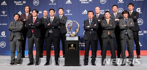 【서울=뉴시스】고범준 기자 = 27일 서울 서대문구 그랜드힐튼 서울 그랜드볼룸에서 열린 'KEB하나은행 K리그 2018 개막 미디어데이'에서 K리그1(클래식) 각 구단 감독들이 트로피 앞에서 포즈를 취하고 있다. 전북 현대 최강희 감독, 제주 유나이티드 조성환 감독, 수원 삼성 서정원 감독, 울산 현대 김도훈 감독, FC 서울 황선홍 감독, 강원 FC 송경섭 감독, 포항 스틸러스 최순호 감독, 대구 FC 안드레 감독, 인천 유나이티드 이기형 감독, 전남 드래곤즈 유상철 감독, 상주 상무 김태완 감독, 경남 FC 김종부 감독. 2018.02.27. bjko@newsis.com