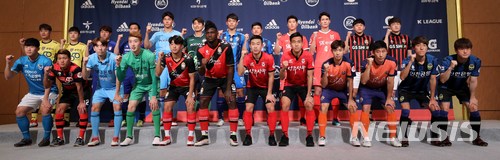 【서울=뉴시스】고범준 기자 = 27일 서울 서대문구 그랜드힐튼 서울 그랜드볼룸에서 열린 'KEB하나은행 K리그 2018 개막 미디어데이'에서 K리그1(클래식) 각 구단 선수들이 포즈를 취하고 있다. 전북 현대 이동국, 송범근, 제주 유나이티드 오반석, 이창훈, 수원 삼성 김은선, 유주안, 울산 현대 박주호, 오세훈, FC 서울 신광훈, 조영욱, 강원 FC 이근호, 강지훈, 포항 스틸러스 김승대, 이근호, 대구 FC 조현우, 홍승현, 인천 유나이티드 최종환, 김진야, 전남 드래곤즈 김영욱, 한찬희, 상주 상무 여름, 윤빛가람, 경남 FC 말컹, 김준범. 2018.02.27. bjko@newsis.com