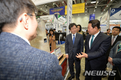 【대구=뉴시스】우종록 기자 = 대구시가 기업의 애로를 한자리에서 해결해 하기 위해 개최한 ‘2018 기업애로해결박람회’에 5000여 명이 참여한 것으로 나타났다. 사진은 2월 27일 바른미래당 박주선(오른쪽), 유승민 공동대표가 박람회를 방문해 참관업체 관계자로부터 제품설명을 듣고 있다. 2018.03.01. wjr@newsis.com