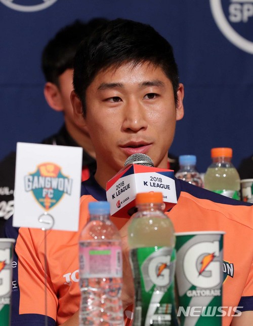 【서울=뉴시스】고범준 기자 = 27일 서울 서대문구 그랜드힐튼 서울 그랜드볼룸에서 열린 'KEB하나은행 K리그 2018 개막 미디어데이'에서 K리그1(클래식) 강원 FC 이근호가 인사말을 하고 있다. 2018.02.27. bjko@newsis.com