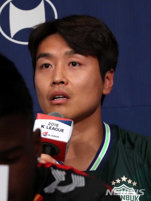 【서울=뉴시스】고범준 기자 = 27일 서울 서대문구 그랜드힐튼 서울 그랜드볼룸에서 열린 'KEB하나은행 K리그 2018 개막 미디어데이'에서 K리그1(클래식) 전북 현대 이동국이 인사말을 하고 있다. 2018.02.27. bjko@newsis.com