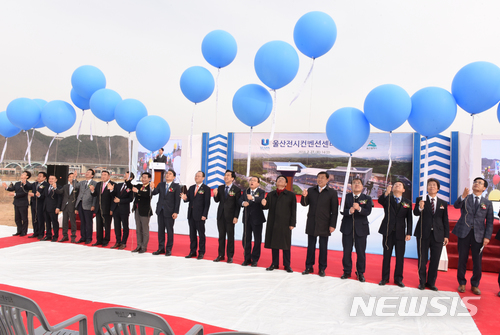 【울산=뉴시스】배병수 기자 = 울산시는 27일 울주군 삼남면 교동리(KTX울산역 역세권)에서 울산전시컨벤션센터 기공식을 갖고 김기현 울산시장을 비롯한 이채익, 박맹우, 김종훈 국회의원 등 내빈들이 참석한 가운데 축하 풍선을 날리고 있다. 2018.02.27. bbs@newsis.com.