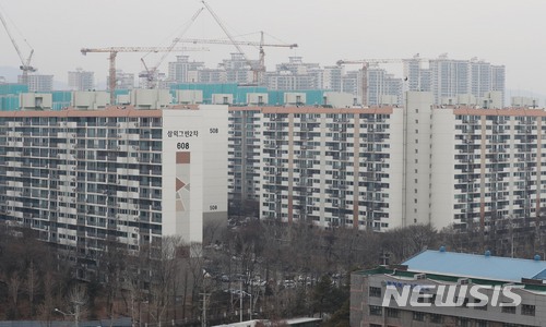 아파트 매매가·전셋값 하락세…건설사 입주 리스크에 긴장