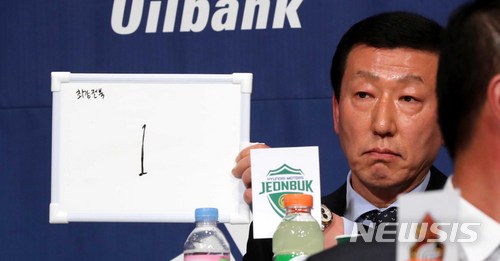 【서울=뉴시스】고범준 기자 = 27일 서울 서대문구 그랜드힐튼 서울 그랜드볼룸에서 열린 'KEB하나은행 K리그 2018 개막 미디어데이'에서 K리그1(클래식) 전북 현대 최강희 감독이 올 시즌 예상 성적을 말하고 있다. 2018.02.27. bjko@newsis.com