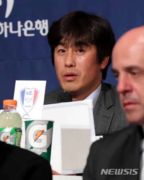 【서울=뉴시스】고범준 기자 = 27일 서울 서대문구 그랜드힐튼 서울 그랜드볼룸에서 열린 'KEB하나은행 K리그 2018 개막 미디어데이'에서 K리그1(클래식) 수원 삼성 서정원 감독이 올 시즌 예상 성적을 말하고 있다. 2018.02.27. bjko@newsis.com