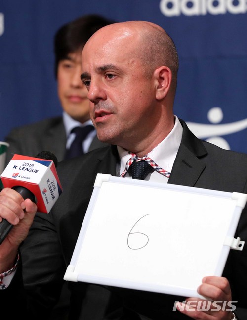 【서울=뉴시스】고범준 기자 = 27일 서울 서대문구 그랜드힐튼 서울 그랜드볼룸에서 열린 'KEB하나은행 K리그 2018 개막 미디어데이'에서 K리그1(클래식) 대구 FC 안드레 감독이 올 시즌 예상 성적을 말하고 있다. 2018.02.27. bjko@newsis.com