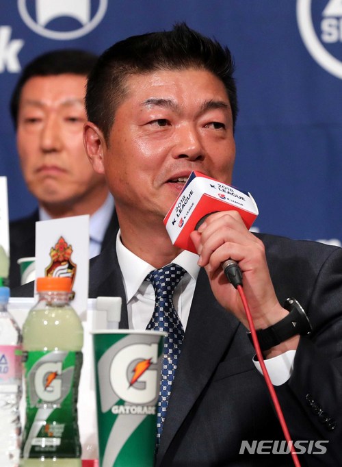 【서울=뉴시스】고범준 기자 = 27일 서울 서대문구 그랜드힐튼 서울 그랜드볼룸에서 열린 'KEB하나은행 K리그 2018 개막 미디어데이'에서 K리그1(클래식) 경남 FC 김종부 감독이 올 시즌 예상 성적을 말하고 있다. 2018.02.27. bjko@newsis.com