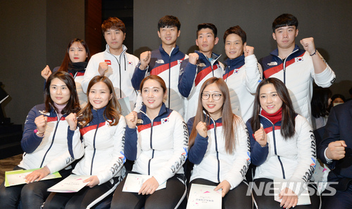 【대구=뉴시스】우종록 기자 = 제53회 경북최고체육상 행사가 열린 27일 오후 대구 북구 산격동 인터불고 엑스코 그랜드볼룸에서 경북도체육회 컬링팀 선수단들이 기념촬영을 하고 있다. 2018.02.27. wjr@newsis.com