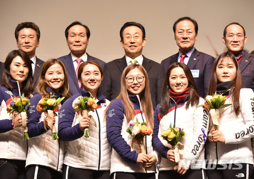 【대구=뉴시스】우종록 기자 = 제53회 경북최고체육상 행사가 열린 27일 오후 대구 북구 산격동 인터불고 엑스코 그랜드볼룸에서 김관용 경북도지사, 김주수 의성군수를 비롯한 경북도체육회 여자 컬링팀 선수 등이 기념촬영을 하고 있다. 2018.02.27. wjr@newsis.com