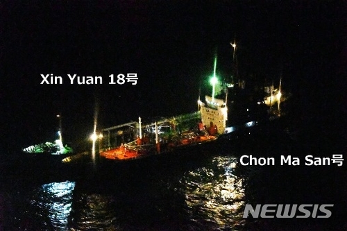 【도쿄=뉴시스】 조윤영 특파원 = 27일 일본 방위성 및 외무성은 해상자위대 P3c 초계기가 북한선적 유조선 천마산호와 몰디브선적이 지난 24일 밤 동중국해 해상에서 나란히 붙어있는 것을 발견했다며 현장 사진을 공개했다.(일본 방위성 홈페이지 캡쳐) 2018.02.28 yuncho@newsis.com 