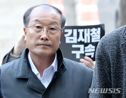【서울=뉴시스】박주성 기자 = 김재철 전 MBC 사장이 지난해 11월9일 오전 영장실질심사를 받기 위해 서울 서초구 서울중앙지법으로 출석하고 있다. 2017.11.09. park7691@newsis.com