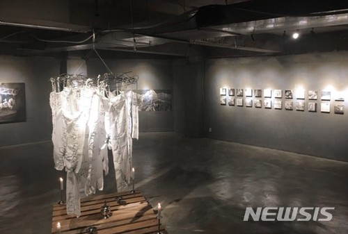 【서울=뉴시스】 서도이 작가 개인전 ‘죽은 민영이의 장례식’ 전시 전경