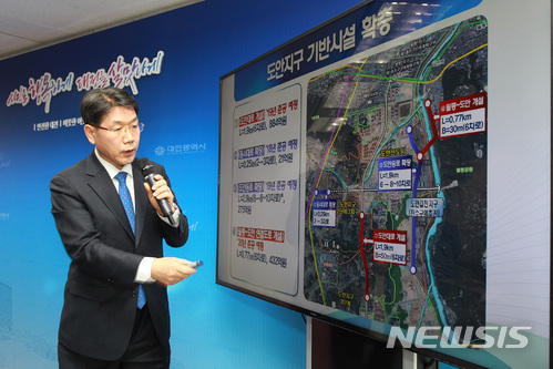 【대전=뉴시스】조명휘 기자 = 이재관 대전시장 권한대행이 28일 시청 브리핑룸에서 정례브리핑을 열고 도안지구에 대한 도로 기반시설 확충계획을 설명하고 있다. 2018.02.28. (사진= 대전시 제공) photo@newsis.com