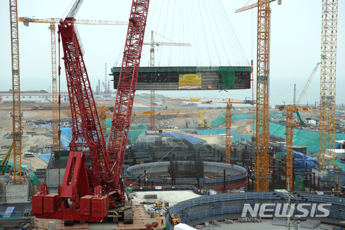 【울산=뉴시스】유재형 기자 = 한국수력원자력(주) 새울원자력본부(본부장 김형섭)는 신고리5호기 원자로건물의 격납철판(Containment Liner Plate) 3·4·5단(191t)을 한꺼번에 설치하는 데 성공했다고 28일 밝혔다. 2018.02.28. (사진= 새울원자력본부 제공). photo@newsis.com