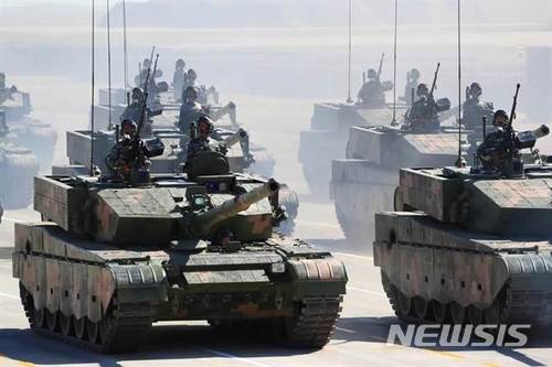 중국군 99A식 주력 탱크 부대가 군사퍼레이드에서 위용을 과시하고 있다.