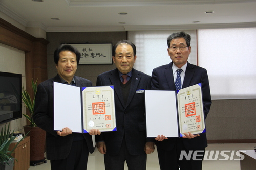 【창원=뉴시스】 홍정명 기자 = 28일 경남 창원시에 있는 마산대학교 총장실에서 오식완(가운데) 총장이 정년퇴임하는 이덕규(오른쪽), 곽성규 교수에게 정부 훈·포장을 수여한 후 기념촬영을 하고 있다.2018.02.28.(사진=마산대학교 제공) photo@newsis.com