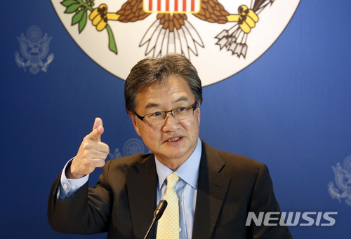 【방콕=AP/뉴시스 】북미 대화가 시작되려는 시점에 사임하는 조지프 윤 미국 대북정책 특별대표가 사임하게 돼 파장이 일고 있다.사진은 윤 특별대표가 2017년 12월 15일 태국 방콕에서 기자회견을 갖는 모습. 2018.2.28 