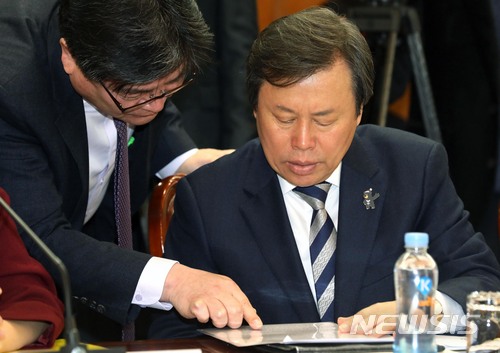 【서울=뉴시스】박진희 기자 =도종환 문화체육관광부 장관이 28일 서울 종로구 정부서울청사에서 열린 국정현안점검조정회의에 참석해 회의자료를 살펴보고 있다. 2018.02.28.pak7130@newsis.com