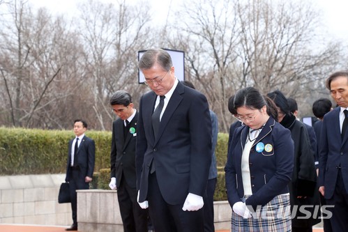 【대구=뉴시스】전신 기자 = 문재인 대통령이 28일 대구 달서구 2.28 민주운동 기념탑 광장을 찾아 참배하고 있다. 2018.02.28. photo1006@newsis.com