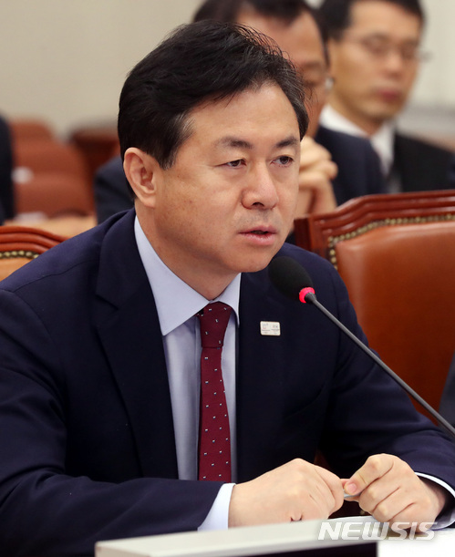 【서울=뉴시스】박영태 기자 = 28일 서울 영등포구 여의도 국회에서 진행된 농림축산식품해양수산위원회 전체회의에서 김영춘 해양수산부 장관이 의원 질의에 답변하고 있다. 2018.02.28. since1999@newsis.com