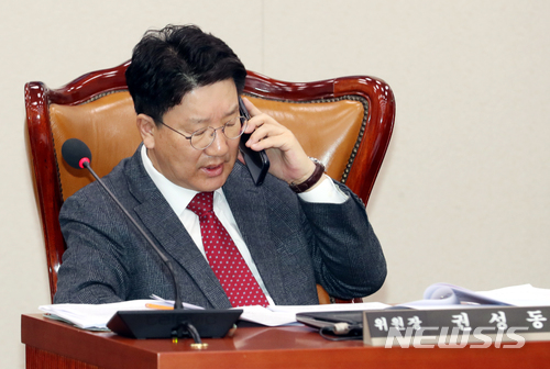 【서울=뉴시스】이종철 기자&nbsp; =&nbsp; 28일 서울 여의도 국회에서 열린 법제사법위원회 전체회의에서 권성동 위원장이 심각한 표정으로 전화를 받고 있다. 2018.02.28.&nbsp; jc4321@newsis.com