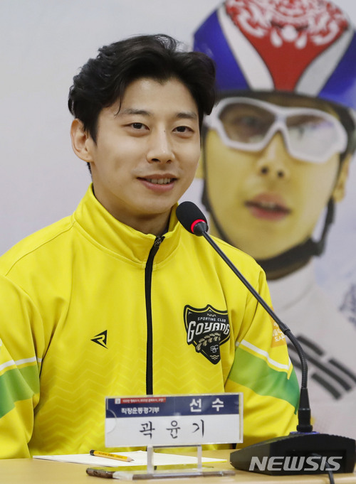 【고양=뉴시스】최동준 기자 = 고양시청 소속 평창동계올림픽 쇼트트랙 국가대표 곽윤기가 28일 경기 고양시청에서 열린 기자회견에서 소감을 말하고 있다. 2018.02.28. photocdj@newsis.com