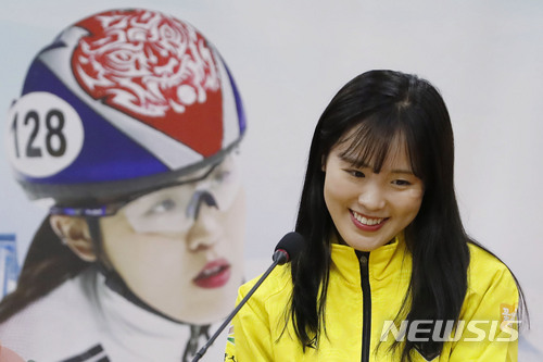 【고양=뉴시스】최동준 기자 = 고양시청 소속 평창동계올림픽 쇼트트랙 여자 계주 금메달 김아랑이 28일 경기 고양시청에서 열린 기자회견에서 소감을 말하던 중 미소 짓고 있다. 2018.02.28. photocdj@newsis.com