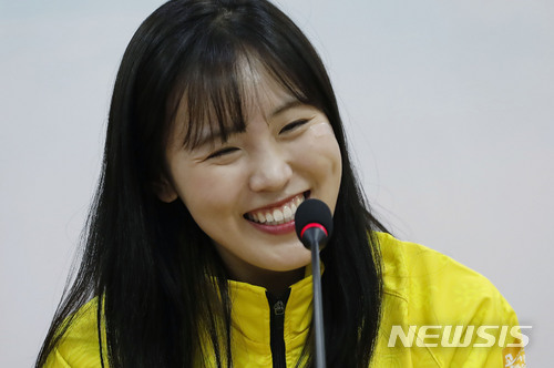 【고양=뉴시스】최동준 기자 = 고양시청 소속 평창동계올림픽 쇼트트랙 여자 계주 금메달 김아랑이 28일 경기 고양시청에서 열린 기자회견에서 소감을 말하던 중 미소 짓고 있다. 2018.02.28. photocdj@newsis.com