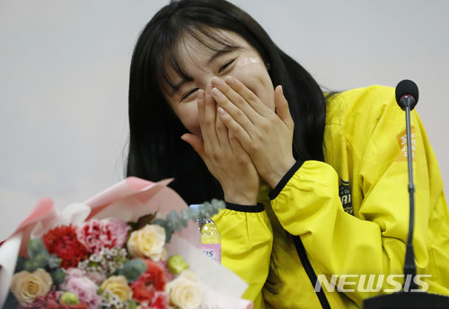 【고양=뉴시스】최동준 기자 = 고양시청 소속 평창동계올림픽 쇼트트랙 여자 계주 금메달 김아랑이 28일 경기 고양시청에서 열린 기자회견에서 소감을 말하던 중 미소 짓고 있다. 2018.02.28. photocdj@newsis.com