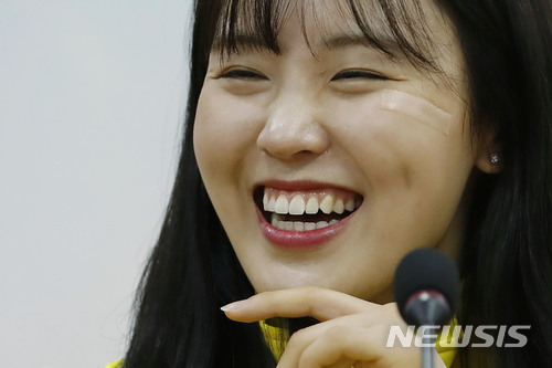 【고양=뉴시스】최동준 기자 = 고양시청 소속 평창동계올림픽 쇼트트랙 여자 계주 금메달 김아랑이 28일 경기 고양시청에서 열린 기자회견에서 소감을 말하던 중 미소 짓고 있다. 2018.02.28. photocdj@newsis.com