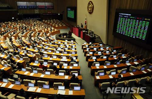 【서울=뉴시스】박영태 기자 = 28일 서울 영등포구 여의도 국회에서 진행된 제356회 국회(임시회) 제9차 본회의에서 근로기준법 일부개정 법률안(대안)이 본회의를 통과되고 있다.&nbsp; 2018.02.28.since1999@newsis.com