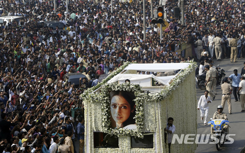 【뭄바이( 인도) = AP/뉴시스】 인도 최고의 수퍼스타 스리데비의 운구 행렬이 28일(현지시간) 뭄바이 시내를 지나가자 새벽부터 한 없이 기다렸던 연도의 군중들이 그의 유해를 향해 손을 뻗으며 애도를 표하고 있다. 스리데비는 24일 두바이의 한 호텔 욕실에서 익사체로 발견되었다.&nbsp; 