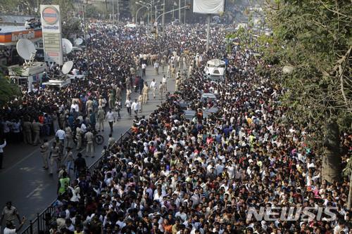 변사한 인도 최고 여배우 스리데비 장례식에 대군중 몰려 