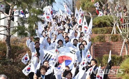 【대구=뉴시스】우종록 기자 = 제99주년 3·1절 만세운동 재현행사가 열린 1일 오전 대구 중구 동산동 독립만세 운동길인 청라언덕에서 시민들이 태극기를 흔들며 만세삼창을 외치고 있다. 2018.03.01. wjr@newsis.com