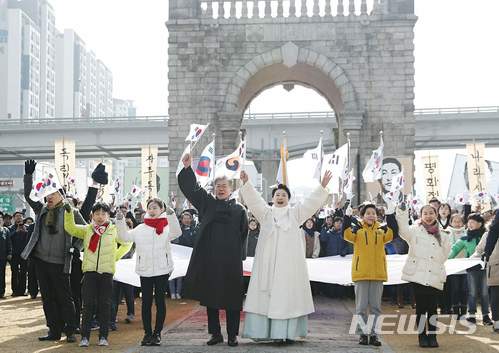 【서울=뉴시스】 1일 오전 서울 서대문형무소 역사관에서 열린 제99주년 3ㆍ1절 기념식에서 문재인 대통령과 부인 김정숙 여사가 만세삼창을 하고 있다. 2018.03.01. (사진=청와대 제공) photo@newsis.com