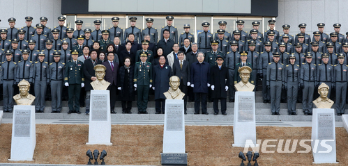 [서울=뉴시스]박진희 기자 = 제99주년 삼일절인 2018년 3월 1일 오후 서울 노원구 육군사관학교에서 열린 독립전쟁 영웅 흉상 제막식이 열리고 있다. 독립전쟁 영웅인 홍범도, 김좌진, 지청천, 이범석 장군과 신흥무관학교 설립자 이희영 선생의 흉상은 장병들이 훈련한 탄피 300kg(소총탄 5만 여발 분량)을 녹여 제작하였다. 2023.08.25. pak7130@newsis.com