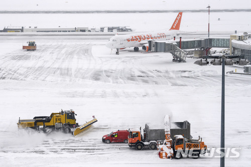 【제네바(스위스)=AP/뉴시스】스위스 제네바 공항에서 1일 공항 소방대가 활주로에 쌓인 눈을 치우고 있다. 제네바 공항은 이날 폭설로 폐쇄됐다가 수시간 만에 재개됐다. 유럽 곳곳의 공항들이 폐쇄된 가운데 그러나 아일랜드 수도 더블린 공항은 모든 운항이 중단돼 3일에나 운항이 재개될 것으로 보인다. 2018.3.2
