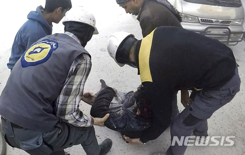 【다마스쿠스( 시리아) = AP/뉴시스】시리아에서 정부군과 러시아폭격기의 공습으로 대량학살이 일어나고 있는 동구타 지역에서 3월 1일 민간구조대 화이트 헬멧 대원들이 부상자를 구조하고 있다. 유엔 정전 결의에도 전투를 계속하고 있는 러시아는 이 공습이 반군이 지정된 퇴로를 차단하고 공격을 한 때문이라며 책임을 떠넘기고 있다.&nbsp; 